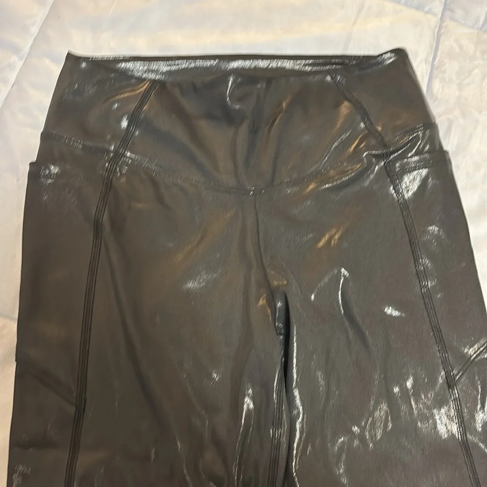 VS PINK Active shiny black leggings size medium - Picture 3 of 3